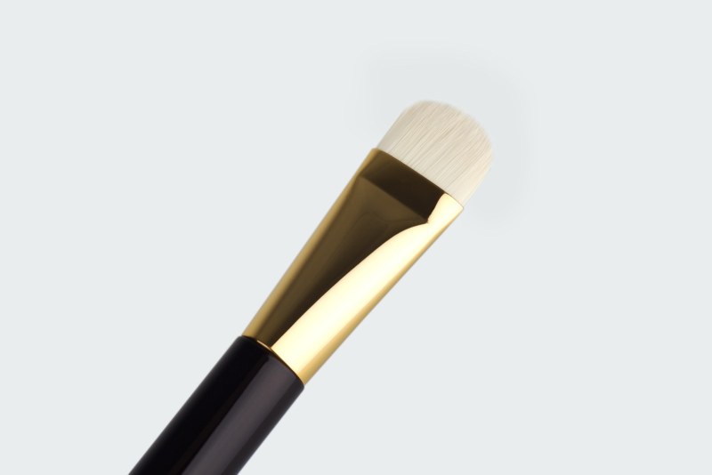 SHADE AND ILLUMINATE BRUSH 04