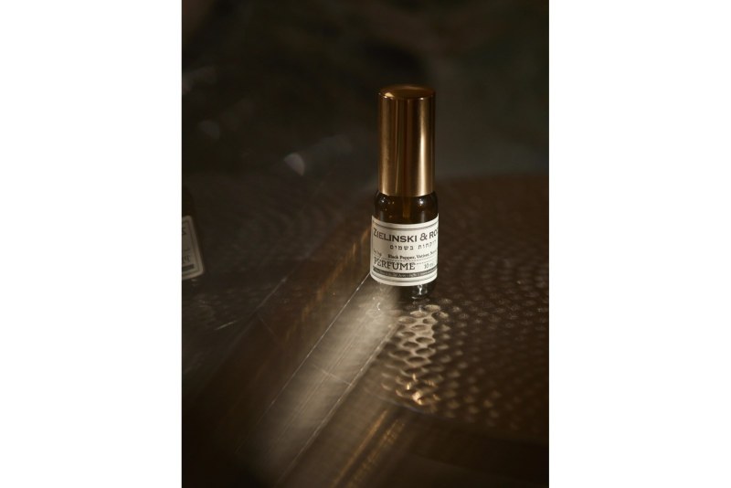 BLACK PEPPER, VETIVER, NEROLI, AMBER