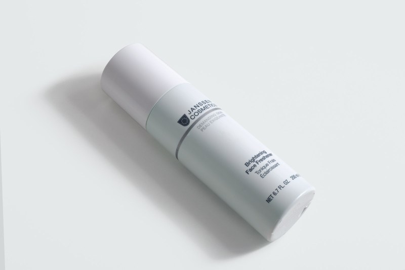 BRIGHTENING FACE FRESHENER
