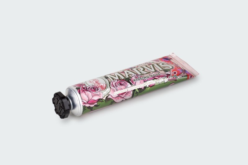 KISSING ROSE