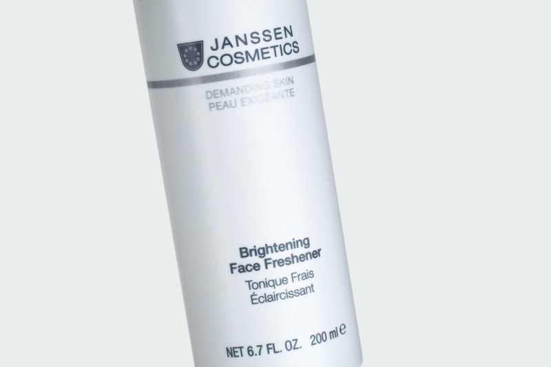 BRIGHTENING FACE FRESHENER