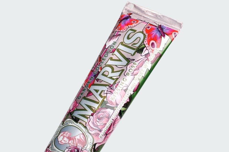 KISSING ROSE