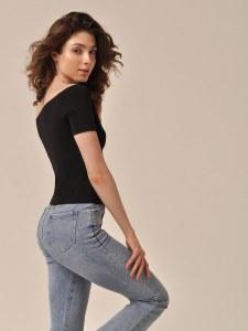 T-SHIRT OFF-SHOULDER