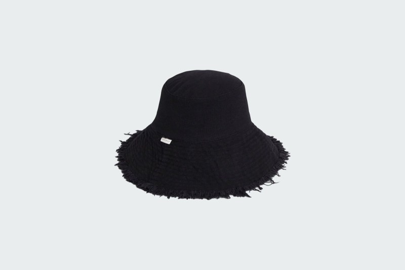 FRINGE BUCKET HAT