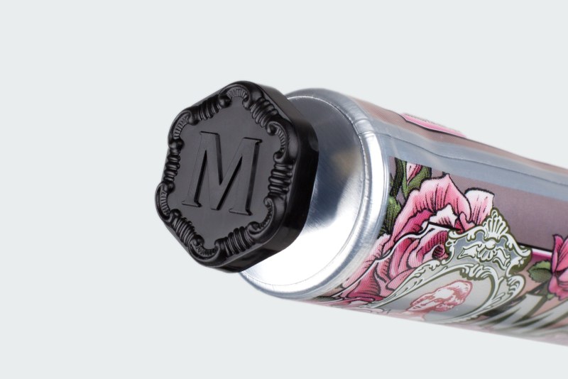 KISSING ROSE
